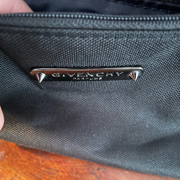 NICE “GIVENCHY PARFUMS” TOILETRIES BAG WITH DUAL POCKETS AND ZIPS CLEAN & MINT! - Picture 3 of 15